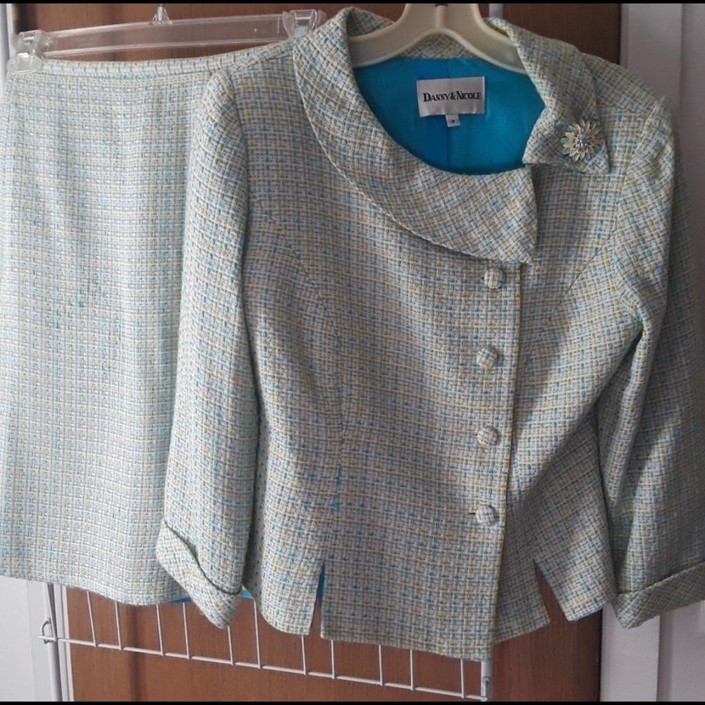 Skirt suit